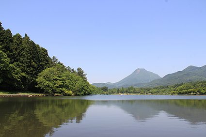 志高湖から由布岳を望む
